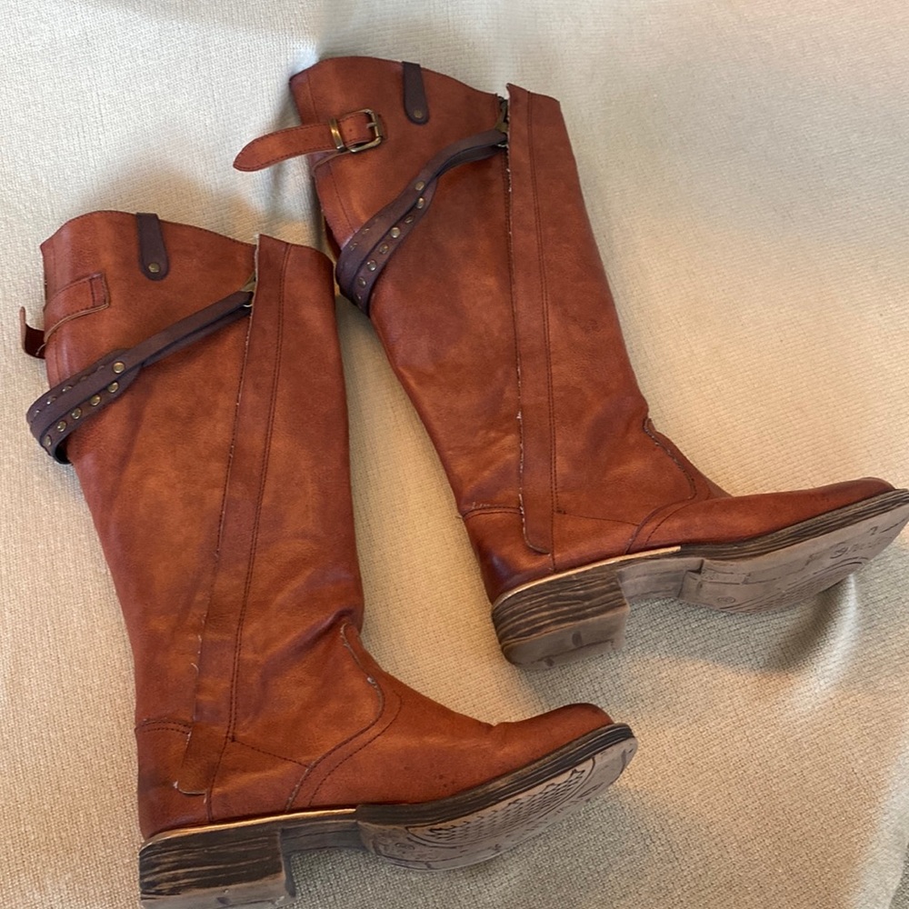 Two Lips Boots
